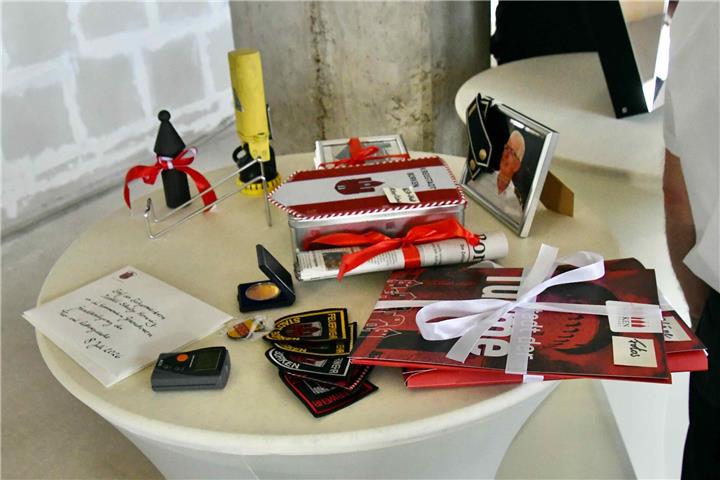 Einige Gegenstände für die Zeitkapsel: zum Beispiel der Borkener Turm, Abzeichen, Taschenlampe, Funkgerät, BZ-Ausgabe, Brief der Bürgermeisterin, USB-Stick mit Daten, Foto des ehemaligen Wehrleiters Stefan Döking, Bronzemedaille zum 800-Jahresjubiläum Borkens und das Wappen des Kreises.