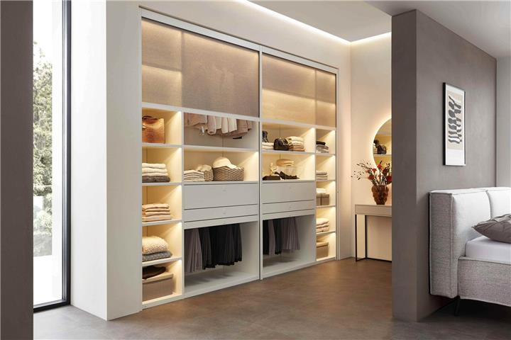 Elegante Lösung für enge Raumsituationen: die textile Front wird per Tastsensor bedient. Foto: RMW Wohnmöbel