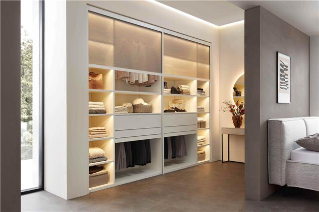 Elegante Lösung für enge Raumsituationen: die textile Front wird per Tastsensor bedient. Foto: RMW Wohnmöbel