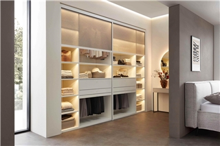 Elegante Lösung für enge Raumsituationen: die textile Front wird per Tastsensor bedient. Foto: RMW Wohnmöbel