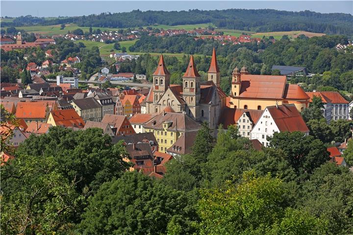 Ellwangen liegt idyllisch eingebettet in die Landschaften der Schwäbischen Ostalb.Foto: djd/Stadt Ellwangen