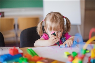 Eltern können auf „webKita“ nach der passenden Kita oder der Kindertagespflege suchen.Foto: Freepik
