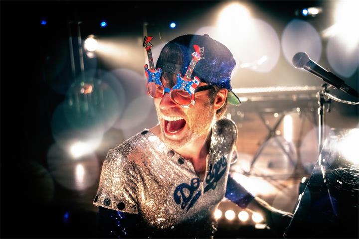 „Elton and the Joels“ kommen 2027 in die Thesingbachhalle.