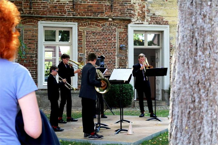 Entspannte Stimmung ist garantiert beim Wandelkonzert in den historischen Häusern auf der Burg Nienborg am 6. September. Foto: Harriet Oelers