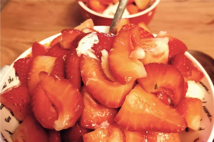 Kein Bücken beim Pflücken Erdbeeren mit Eis.