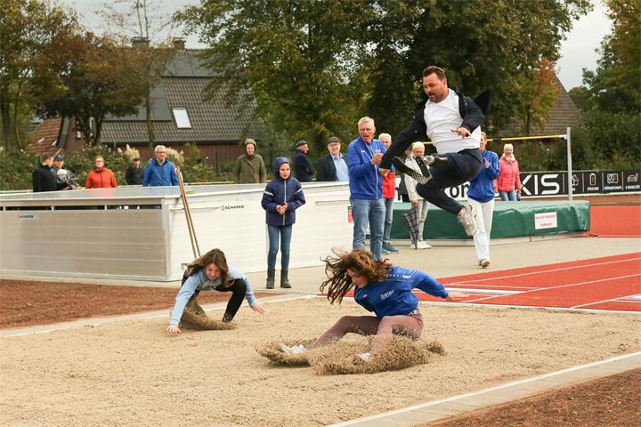 Eröffnung der neuen Hoch- und Weitsprunganlage in Raesfeld mit Paralympics-Sieger Heinrich Popow