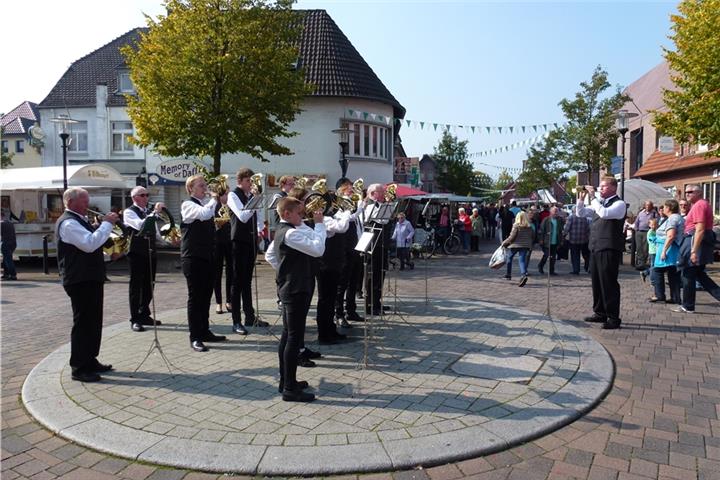 Eröffnung des Heidener Herbstes um 13 Uhr durch Jagdhornbläser unter der Leitung von Jürgen Kemper