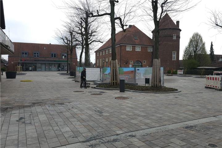Erster BurgGenuss auf dem neuen Burgplatz am 17. April. Foto: Raschke