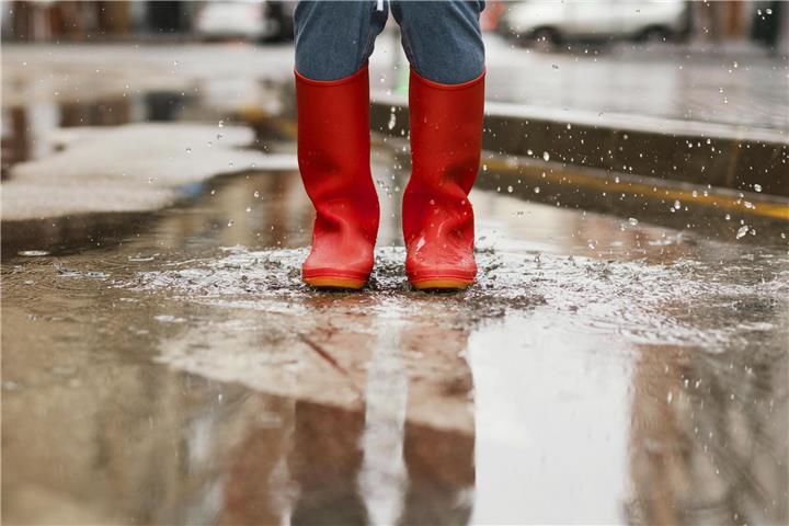 Extreme Wetterlagen, Starkregenereignisse und Trockenperioden nehmen zu – die Anforderungen an Haus und Grundstück steigen. Foto: Freepik