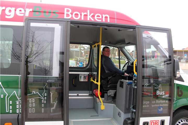 Fahrer Norbert Buß bringt seine Gäste zuverlässig ans Ziel. Foto: mtg