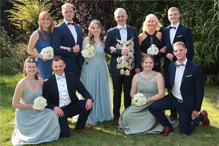 Farblich passend und gut gelaunt: Der amtierende Thron mit dem Königspaar Sina Meßling und Nico Vennes.