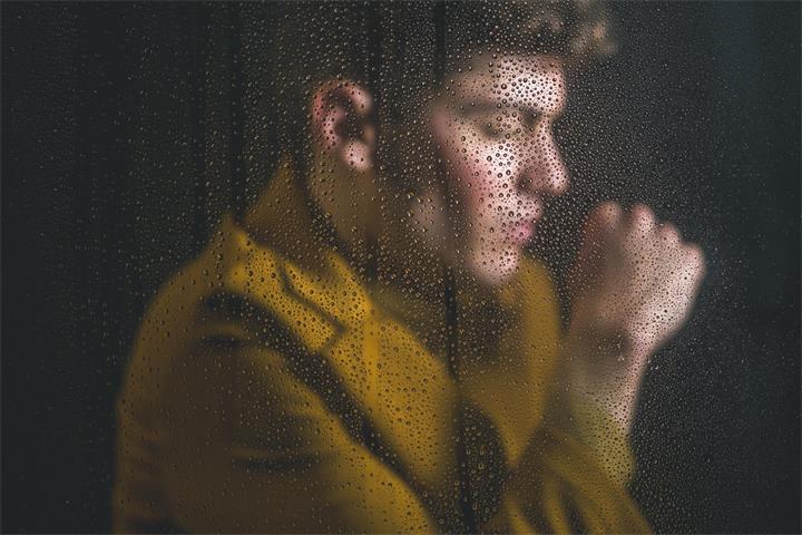 Fast jeder dritte Mensch erkrankt im Laufe seines Lebens psychisch. Die gute Nachricht: Diese Erkrankungen sind behandelbar – und offen darüber zu sprechen, ist der erste Schritt zur Hilfe.Symbolfoto: Magnific
