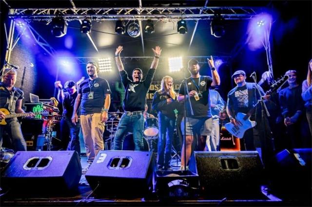 Festivalwochenende zwischen Hochmoor und Reken mit Punk, Rock und guter Laune.