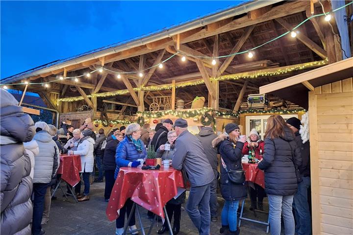 Festliche Stimmung und geselliges Beisammensein am Heimathaus Burlo-Borkenwirthe.