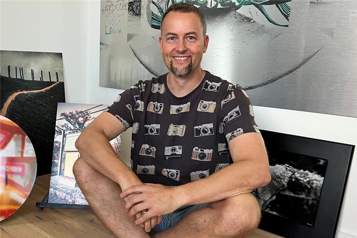 Fotokünstler Björn Hesener inmitten seiner Werke.