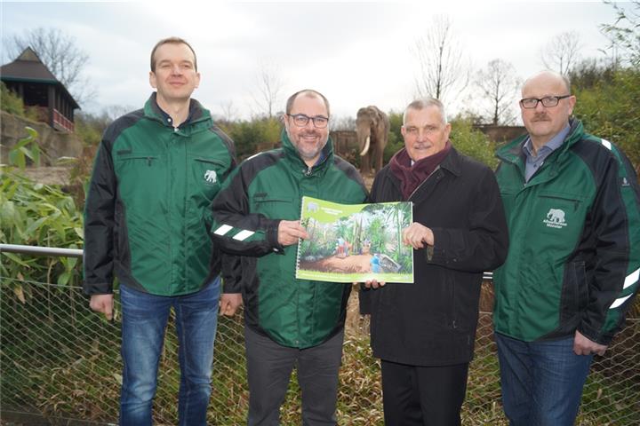 Frank Röttger, Kaufmännischer Leiter Allwetterzoo (v.l.n.r), Dr. Thomas Wilms, Zoodirektor, Rainer Knoche, Zoo-Aufsichtsratsvorsitzender und Dirk Heese, Technischer Leiter des Zoos.