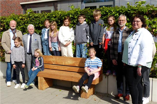 Freundschaftsbänke laden Kinder ein, ins Gespräch zu kommen.