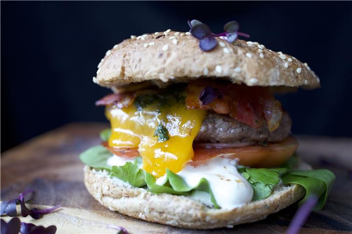 Frisch geriebener Parmesan macht den Burger besonders delikat.