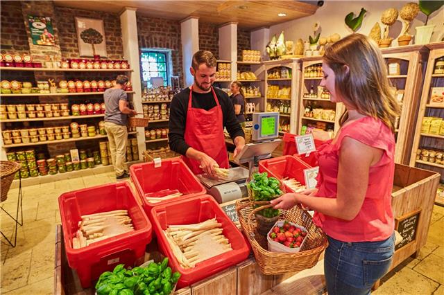 Frischer und klimafreundlicher geht es nicht mehr: Jetzt ist die beste Zeit für zwei Local Heros aus deutschem Anbau – Spargel und Erdbeeren sind voller gesunder Nährstoffe und auch für die Grillsaison das perfekte Dreamteam. Foto: GMH