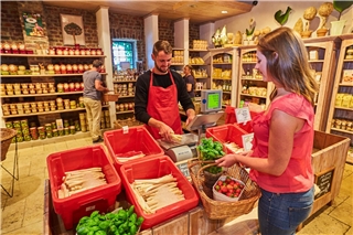 Frischer und klimafreundlicher geht es nicht mehr: Jetzt ist die beste Zeit für zwei Local Heros aus deutschem Anbau – Spargel und Erdbeeren sind voller gesunder Nährstoffe und auch für die Grillsaison das perfekte Dreamteam. Foto: GMH