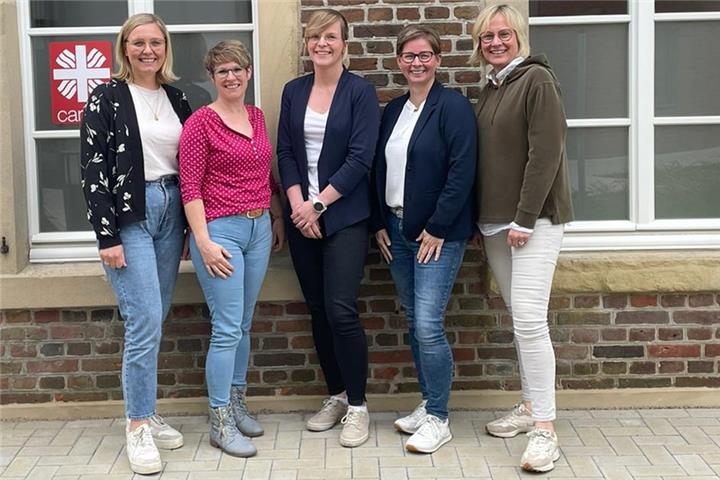 Fünf engagierte Mitarbeiterinnen beraten, schulen und informieren zu allen Themen rund um die Pflege zuhause.