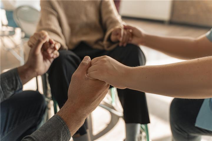 Für Menschen mit Demenz birgt Hitze ein deutlich erhöhtes Risiko für Überhitzung, Hitzschlag und Dehydration.Foto: Freepik