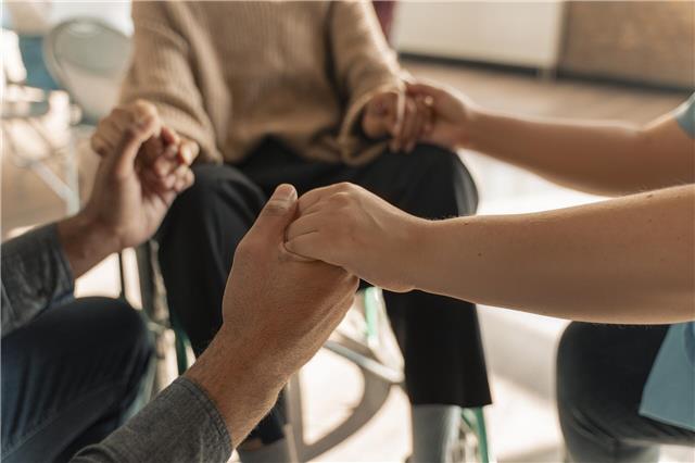 Für Menschen mit Demenz birgt Hitze ein deutlich erhöhtes Risiko für Überhitzung, Hitzschlag und Dehydration.Foto: Freepik