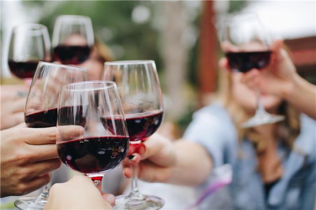 Für jeden Weingeschmack ist etwas dabei: Borken hebt die Gläser beim Weinfest.