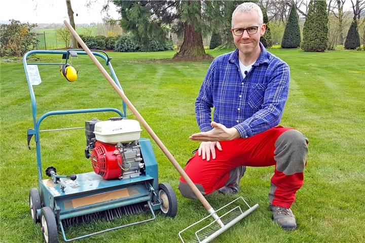 Gartenberater Philippe Dahlmann beantwortet die wichtigsten Fragen zum Thema Vertikutieren. Foto: Verband Wohneigentum NRW e.V