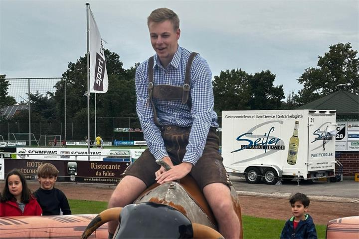 Gaudi für alle beim Bullenreiten.