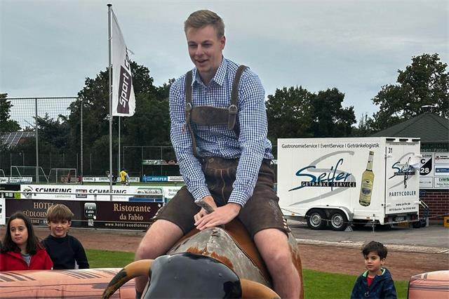 Gaudi für alle beim Bullenreiten.