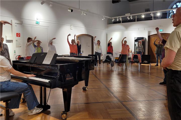 Gemeinsam Singen im SingEck. Vorab führt Gesangslehrerin Annika Stegger einige Lockerungsübungen durch.