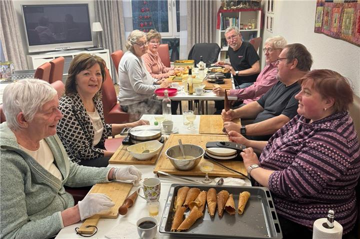 Gemeinsame Aktivitäten wie das Neujährchen-Backen gehören dazu.
