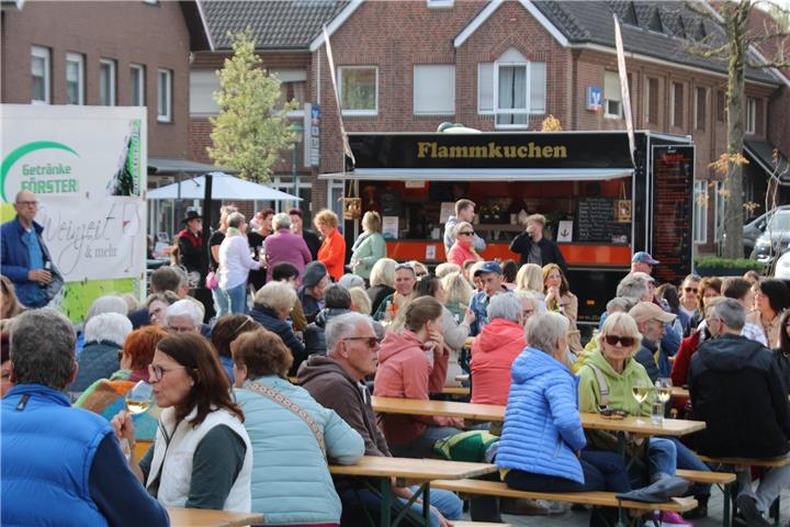 Genussvoller Treff mit Musik, Getränken und kulinarischen Angeboten.