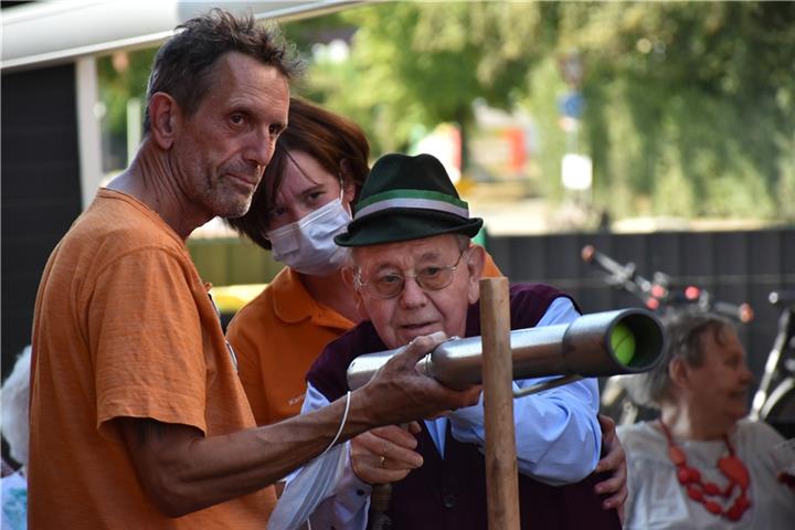 Geschossen wurde mit einem Tennisball