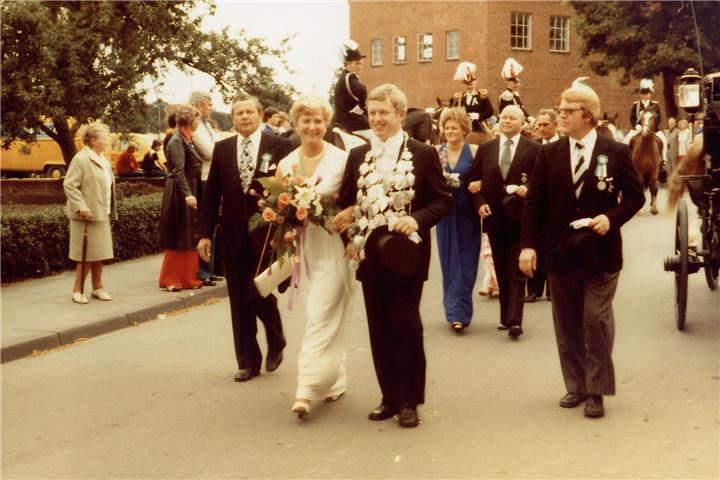 Goldenes Jubiläum: Das Königspaar Hildegard Vornholt und Edgar Paß in Erwartung der Parade im Jahre 1976.
