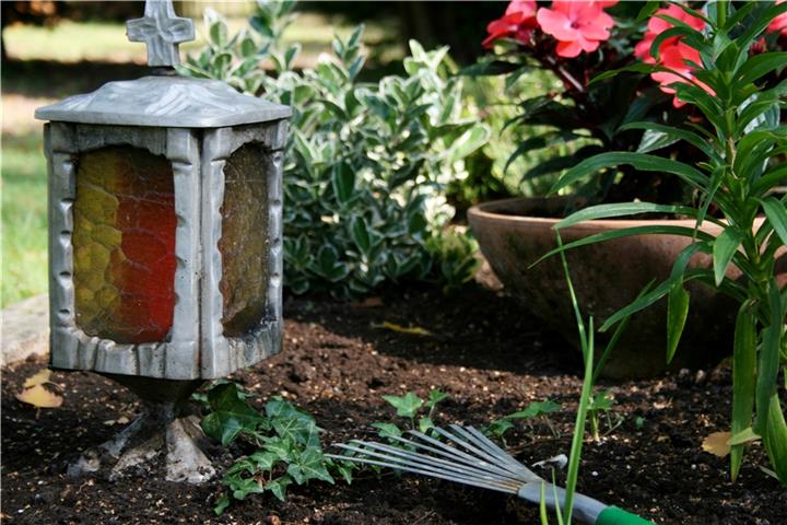 Grabstätten werden in vielen Varianten angeboten. Nachfragen kann man beim Bestatter oder direkt auf dem Friedhof.
