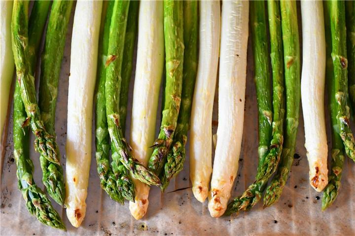 Grillspargel mit Rapsöl, Holunderblütensirup, Pfeffer und Salz mariniert. Foto: GMH/VSSE