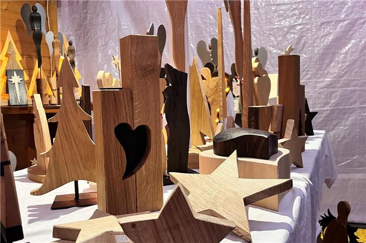 Großes Angebot an weihnachtlichen Dekorationen.