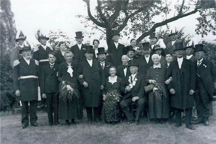 Gruppenfoto des Königspaares Johanna Hemsing und Franz Wissing mit ihrem Throngefolge im Jahre 1936.
