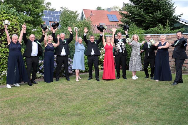 Gut gelaunt und voller Vorfreude auf das Schützenfest: Das amtierende Königspaar Ewald Kocks und Silvia Sieverding samt Thron.