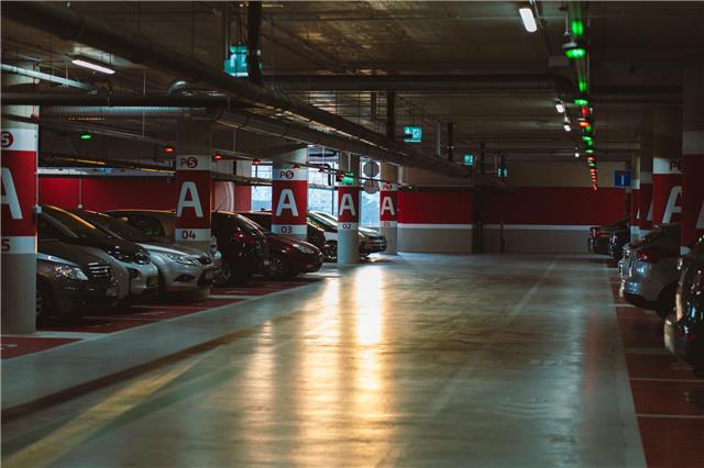Gut zu wissen: E-Autos in Tunneln und Tiefgaragen sind nicht brandgefährlicher als Fahrzeuge mit Verbrennungsmotor.