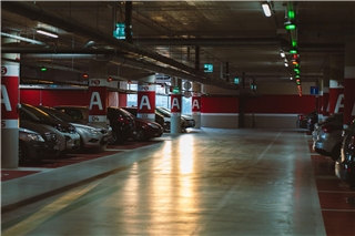 Gut zu wissen: E-Autos in Tunneln und Tiefgaragen sind nicht brandgefährlicher als Fahrzeuge mit Verbrennungsmotor.