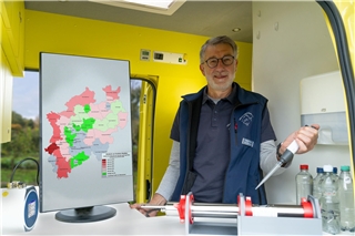 Heinz-Theo van Wickeren untersucht eine Brunnenprobe. Foto: Ruben Wiltsch