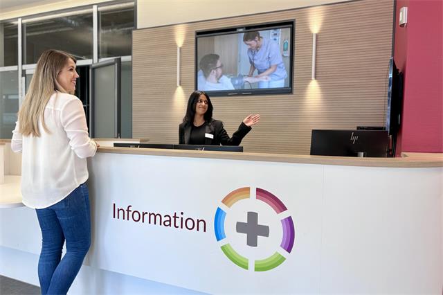 Hell, freundlich und modern: Der neue Informationstresen im großzügigen Eingangsbereich ist künftig eine zentrale Anlaufstelle für Patientinnen, Patienten und Besucher.