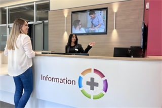 Hell, freundlich und modern: Der neue Informationstresen im großzügigen Eingangsbereich ist künftig eine zentrale Anlaufstelle für Patientinnen, Patienten und Besucher.