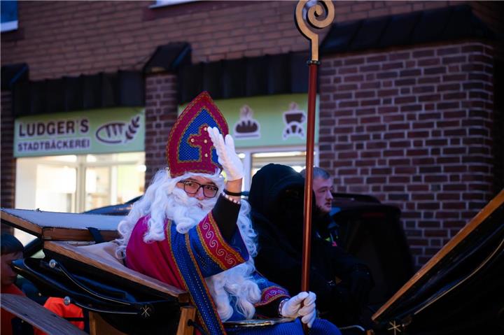 Hier kommen Nikolaus und Knecht in der Kutsche.