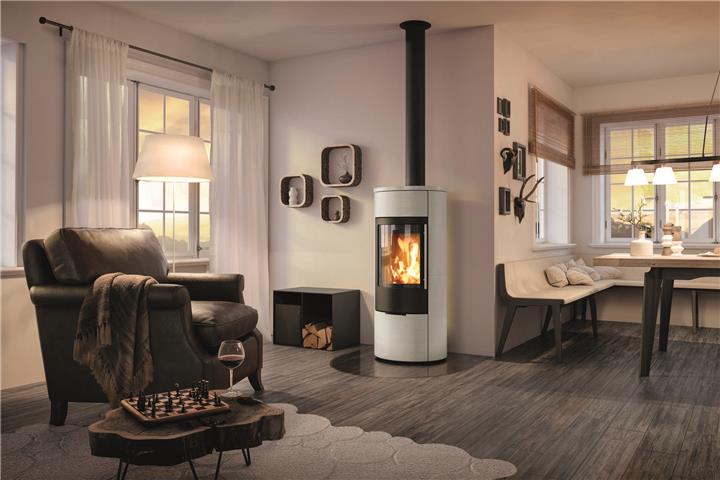 Höchste Flexibilität durch Hybrid-Kombi: Holzfeuer-Wärme plus Wärmepumpe.Foto: GVOB/www.kachelofenwelt.de/GanzBaukeramik/akz-o