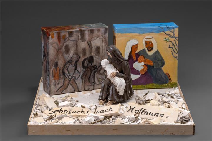 „Hoffnung?“ haben die Keramikerin Susanne Hagedorn-Menge und die Malerin Eva Neumann ihre Krippe genannt. Fotos: Stephan Kube