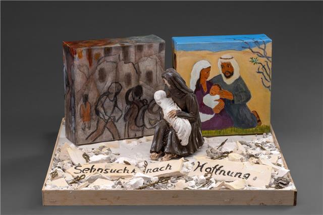 „Hoffnung?“ haben die Keramikerin Susanne Hagedorn-Menge und die Malerin Eva Neumann ihre Krippe genannt. Fotos: Stephan Kube